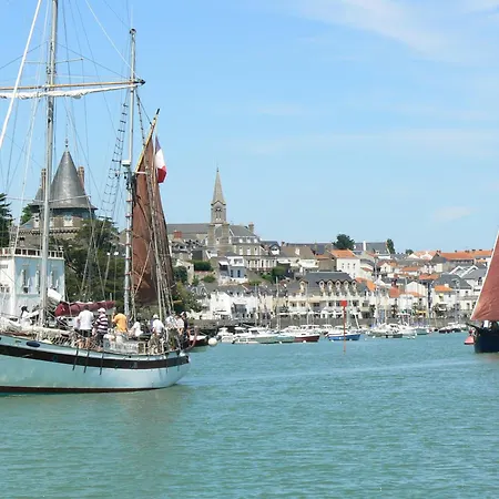 Maison Familiale, 200m 10 Adultes 2 Enfants Nyaraló *